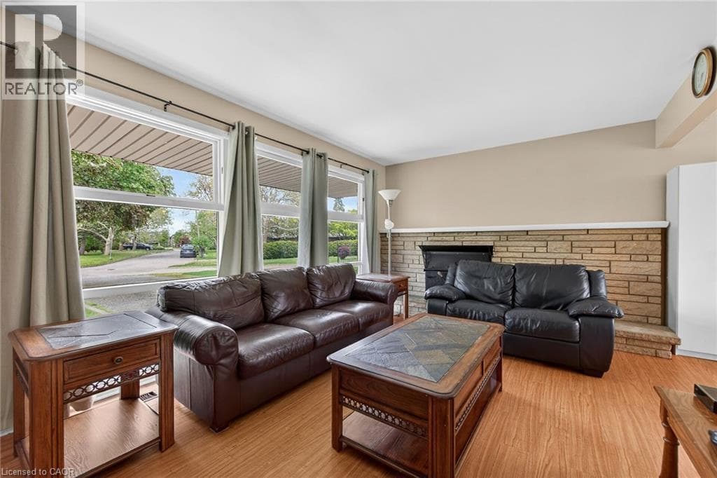 Single Family at 31 LARCHWOOD Drive, St. Catharines, Ontario - Photo 7 - RE/MAX Garden City Realty