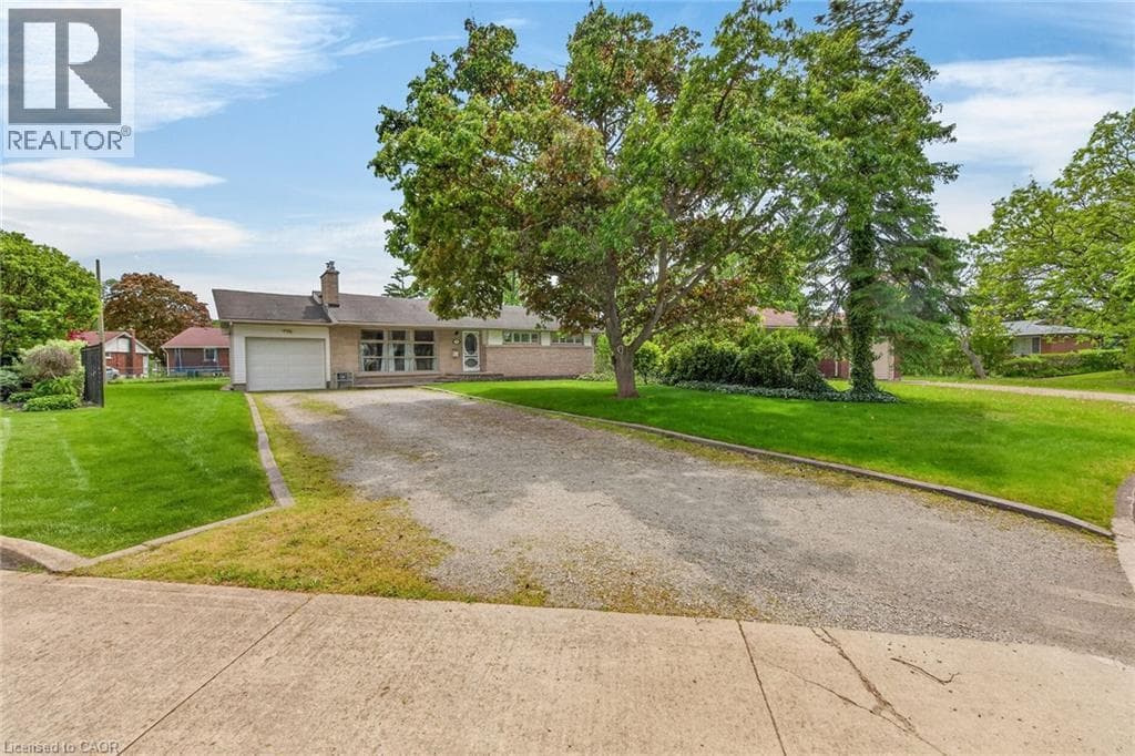 Single Family at 31 LARCHWOOD Drive, St. Catharines, Ontario - Photo 3 - RE/MAX Garden City Realty