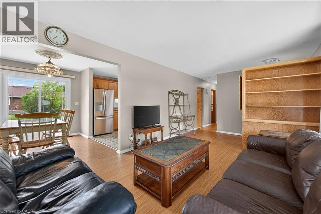 Single Family at 31 LARCHWOOD Drive, St. Catharines, Ontario - Photo 10 - RE/MAX Garden City Realty