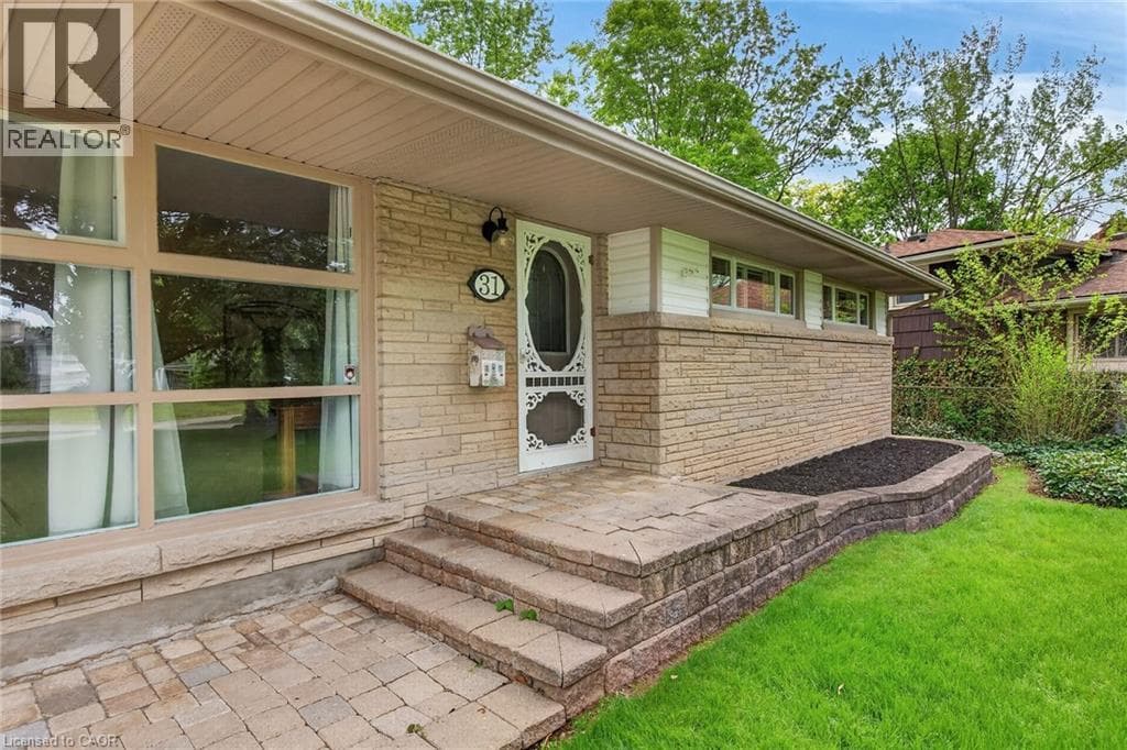 Single Family at 31 LARCHWOOD Drive, St. Catharines, Ontario - Photo 4 - RE/MAX Garden City Realty