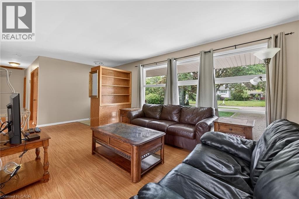 Single Family at 31 LARCHWOOD Drive, St. Catharines, Ontario - Photo 9 - RE/MAX Garden City Realty
