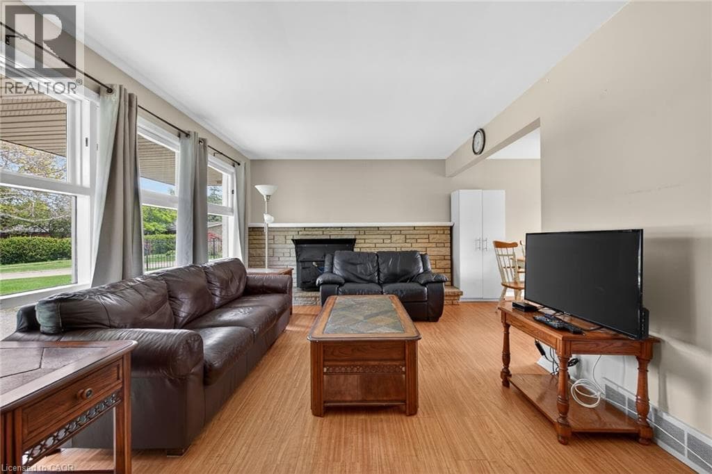 Single Family at 31 LARCHWOOD Drive, St. Catharines, Ontario - Photo 6 - RE/MAX Garden City Realty