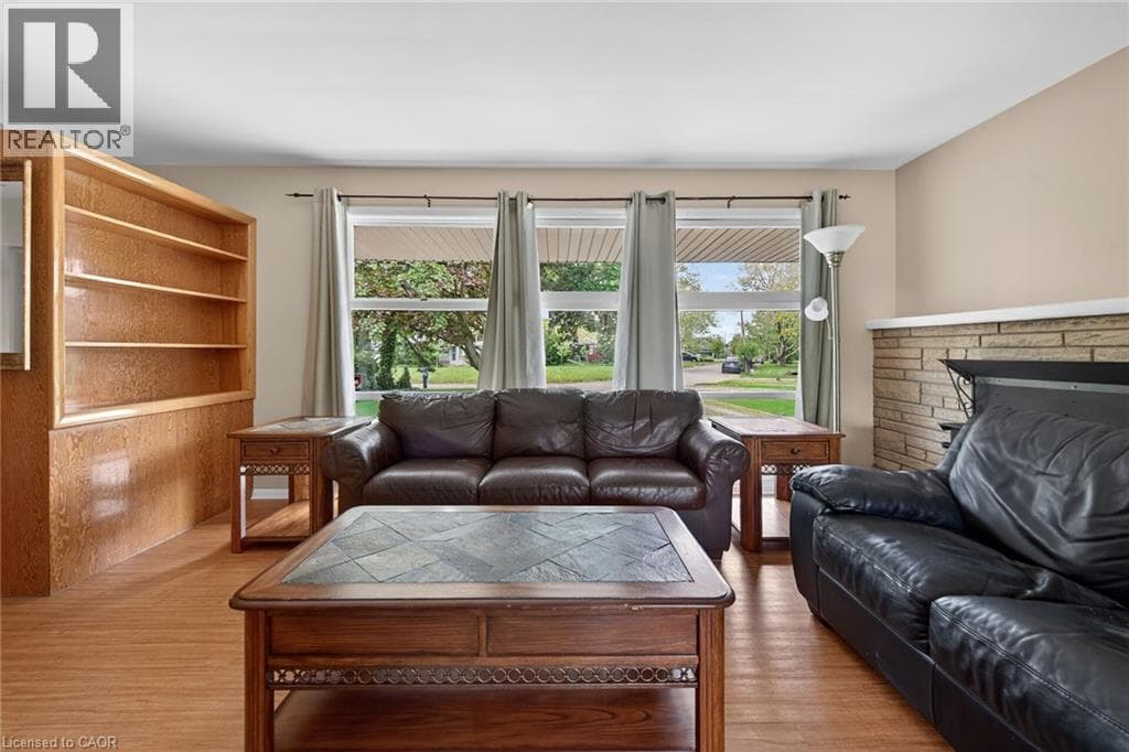 Single Family at 31 LARCHWOOD Drive, St. Catharines, Ontario - Photo 8 - RE/MAX Garden City Realty