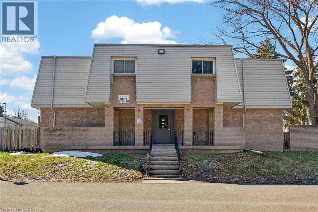 Single Family at 182- 17 OLD PINE Trail, St. Catharines, Ontario - Photo 3 - RE/MAX Garden City Realty