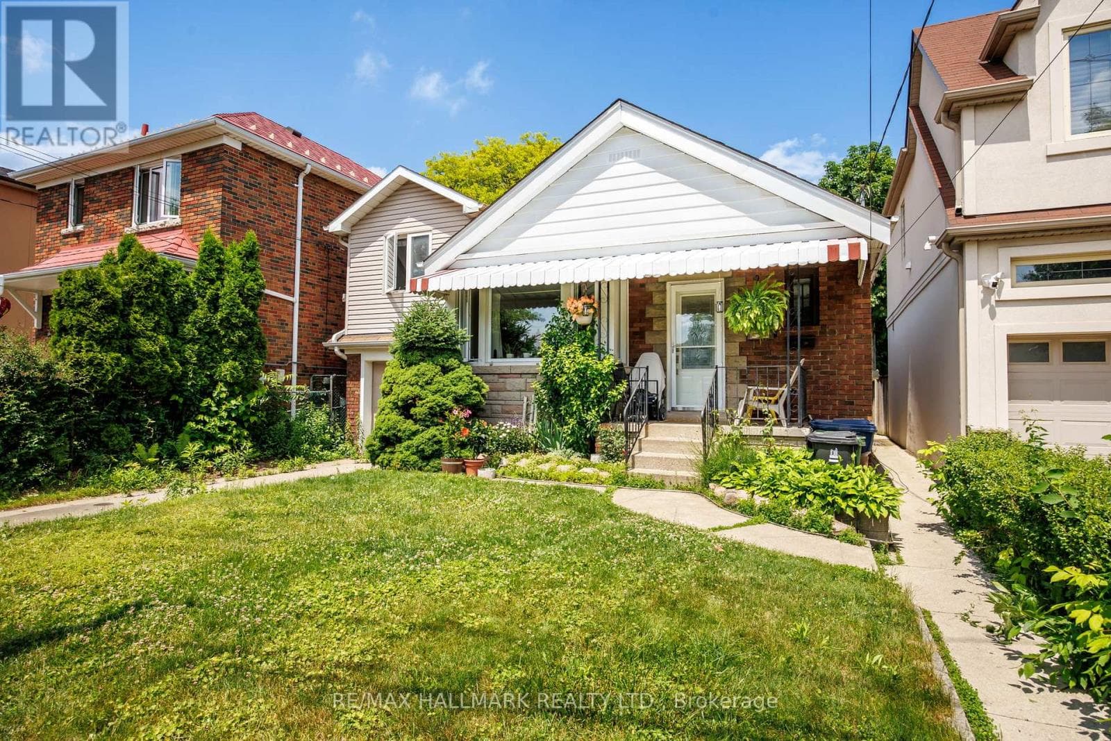 8 Davies Crescent