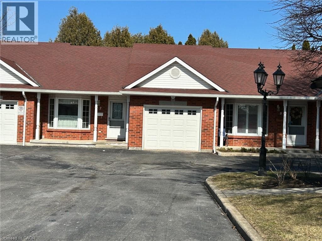 Single Family at 7- 259 SCOTT Street, St. Catharines, Ontario - Photo 3 - RE/MAX Garden City Realty