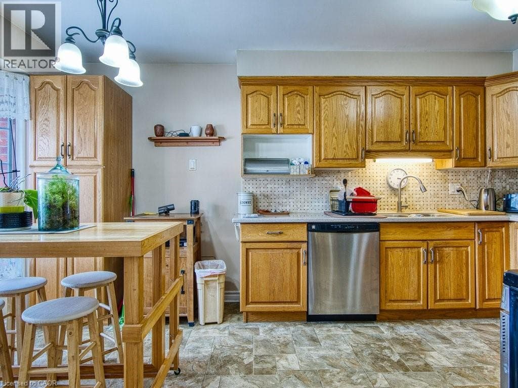 Single Family at 7- 259 SCOTT Street, St. Catharines, Ontario - Photo 7 - RE/MAX Garden City Realty
