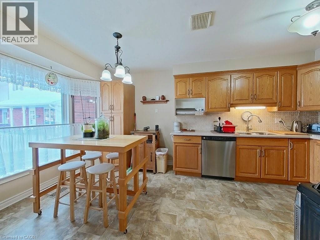 Single Family at 7- 259 SCOTT Street, St. Catharines, Ontario - Photo 9 - RE/MAX Garden City Realty