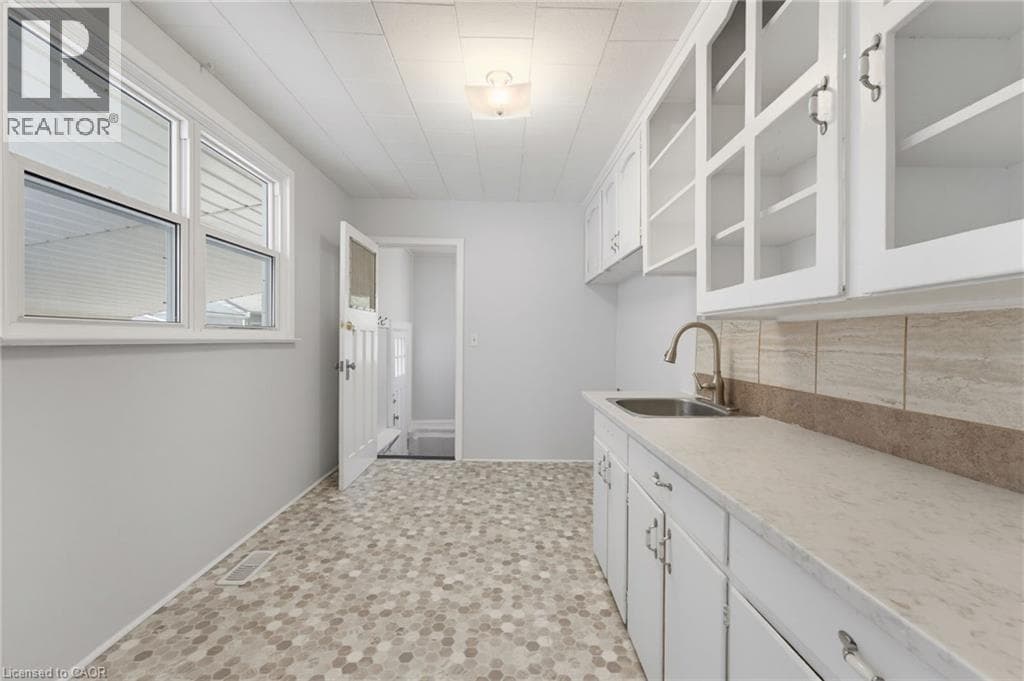 Single Family at 1 BYRON Place, St. Catharines, Ontario - Photo 7 - RE/MAX Garden City Realty