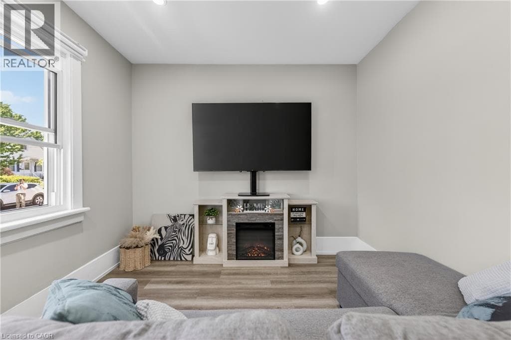 Single Family at 88 PAGE Street, St. Catharines, Ontario - Photo 6 - RE/MAX Garden City Realty