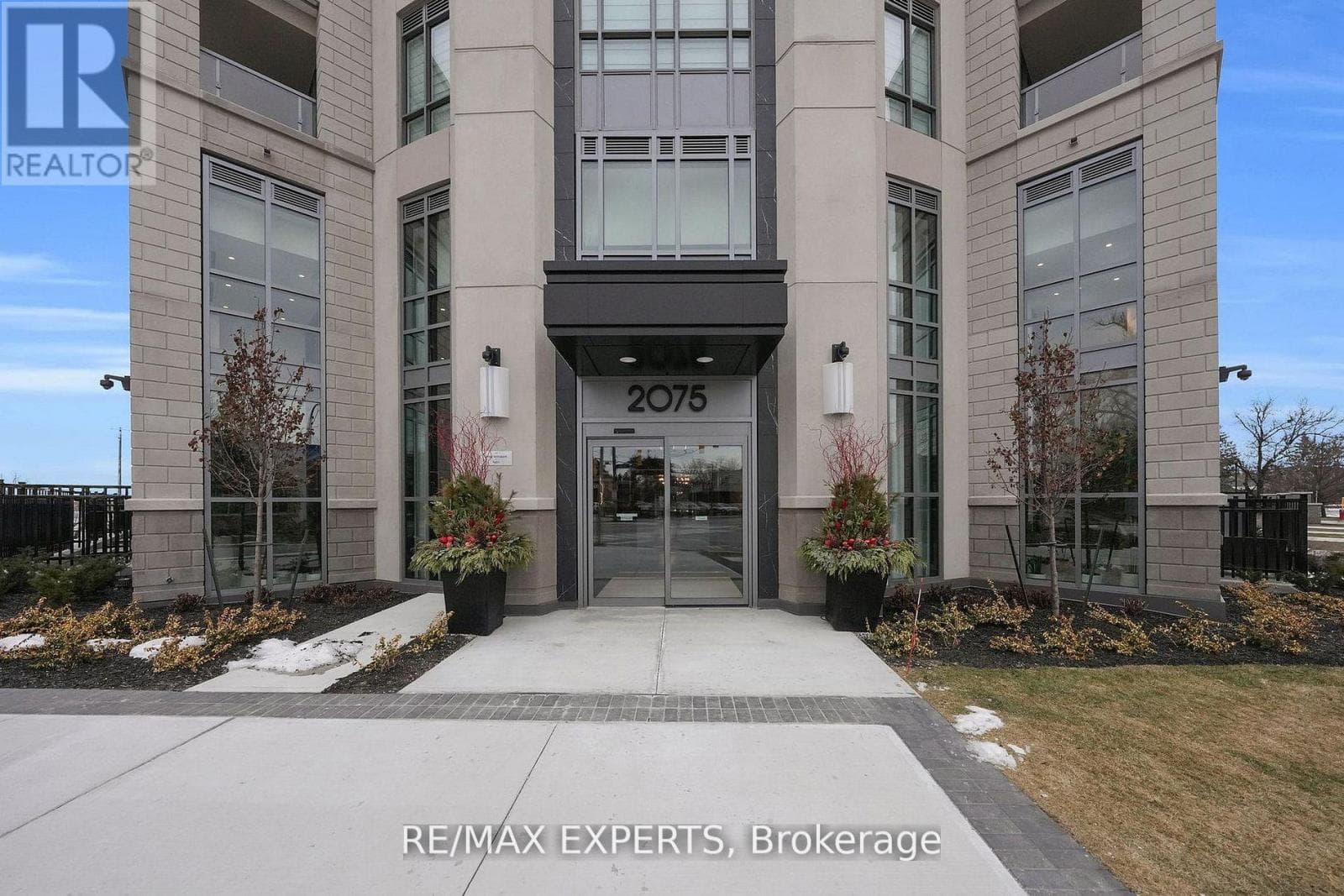 203- 2075 King Road