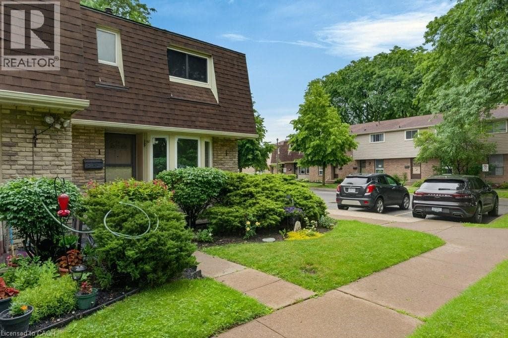 Single Family at 1- 75 VENTURA Drive, St. Catharines, Ontario - Photo 3 - RE/MAX Garden City Realty