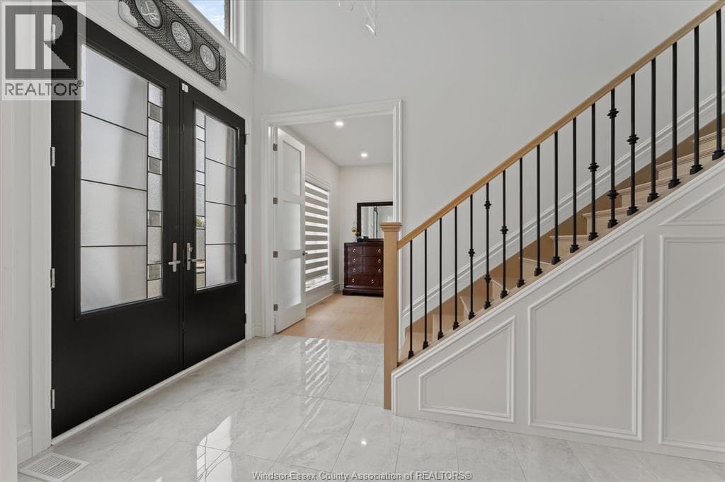 Single Family at 570 ORCHARD Crescent, Windsor, Ontario - Photo 3 - RE/MAX Garden City Realty