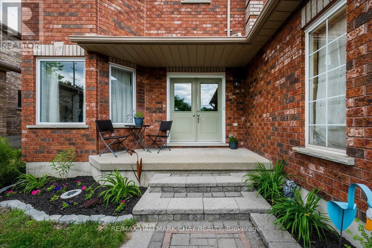 Single Family at 85 Miller Drive, Barrie (Edgehill Drive), Ontario - Photo 2 - RE/MAX Garden City Realty
