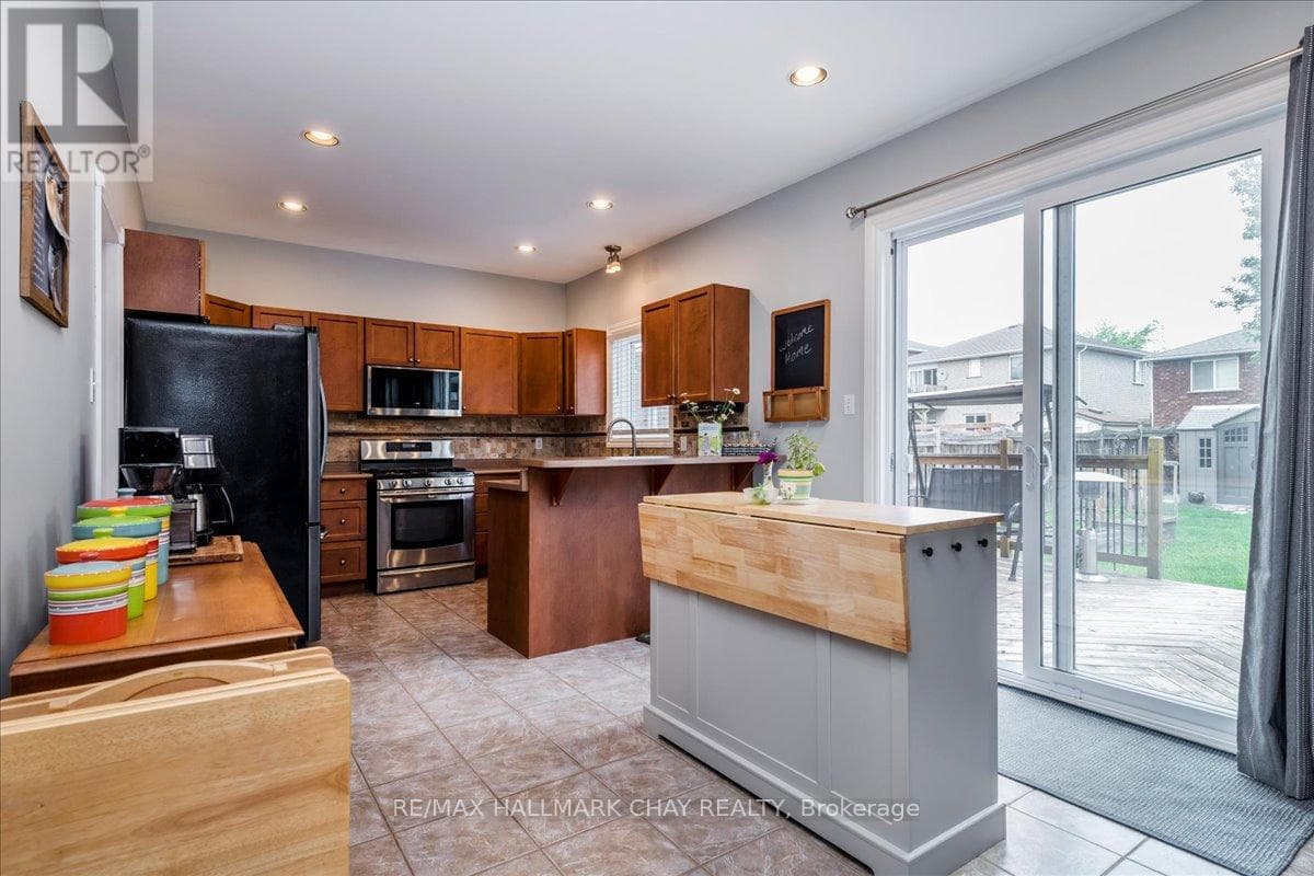 Single Family at 85 Miller Drive, Barrie (Edgehill Drive), Ontario - Photo 6 - RE/MAX Garden City Realty