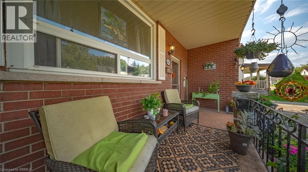 Single Family at 6442 TAYLOR Street, Niagara Falls, Ontario - Photo 4 - RE/MAX Garden City Realty
