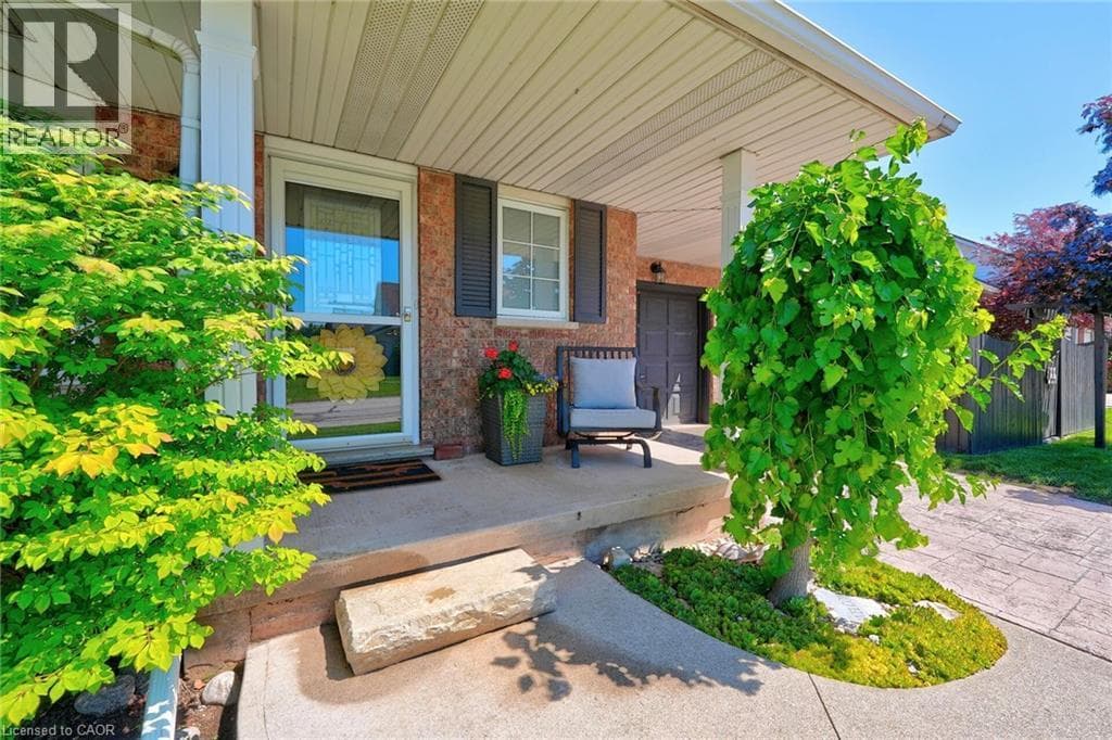Single Family at 5137 HAWTHORN Drive, Lincoln, Ontario - Photo 3 - RE/MAX Garden City Realty