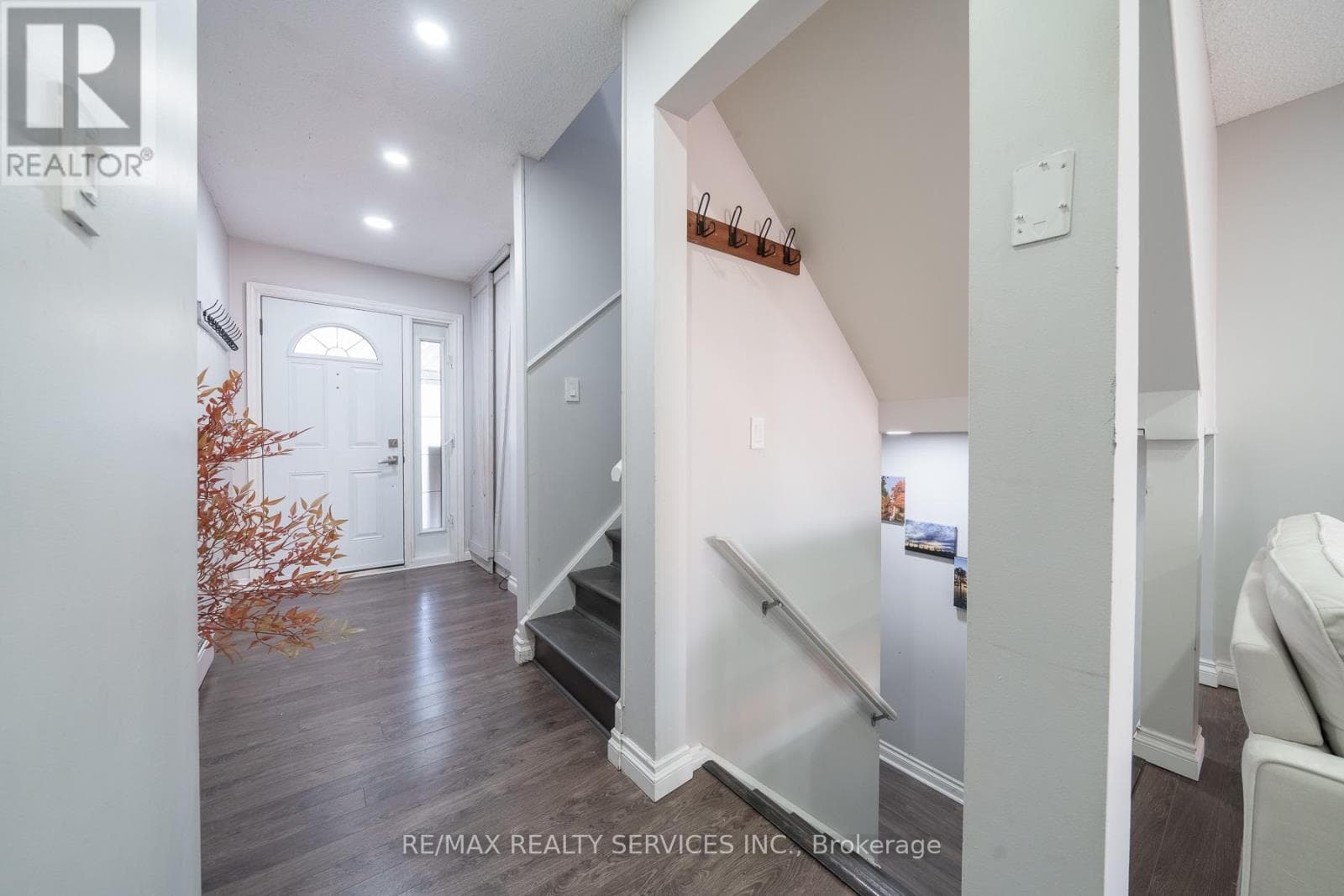 Single Family at 43- 5009 Pinedale Avenue, Burlington (Appleby), Ontario - Photo 6 - RE/MAX Garden City Realty