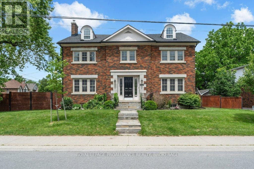 609 Earl Street
