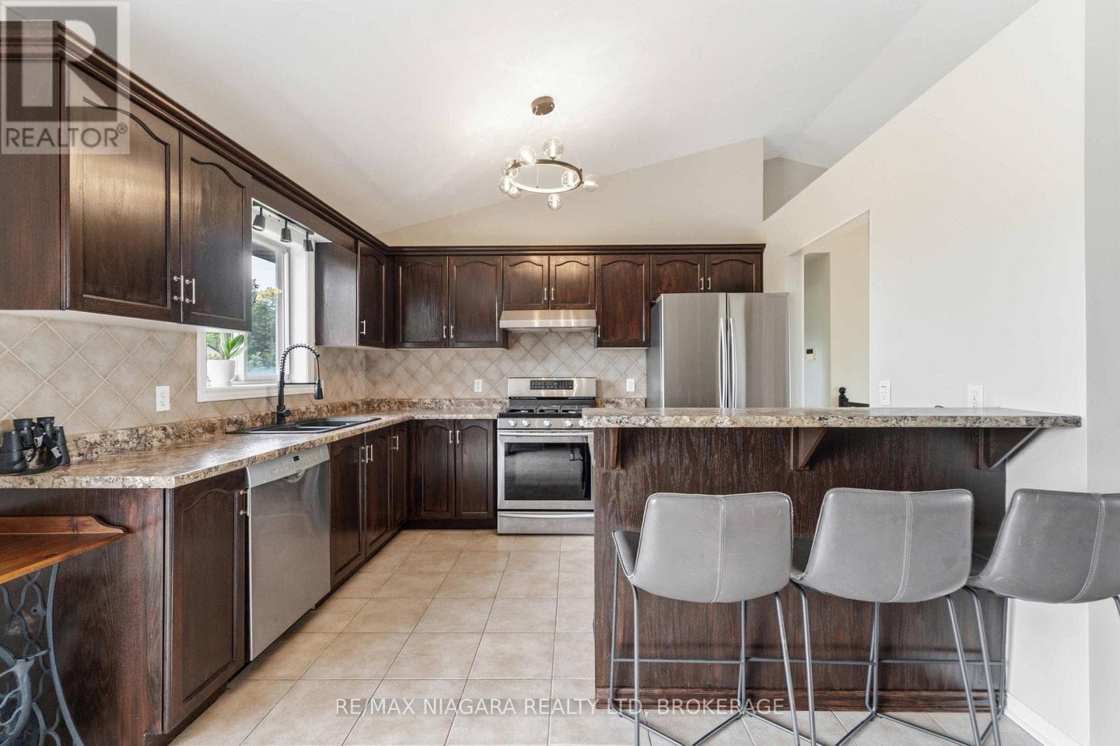 Single Family at 661 Carl Road, Thorold (Port Robinson), Ontario - Photo 7 - RE/MAX Garden City Realty