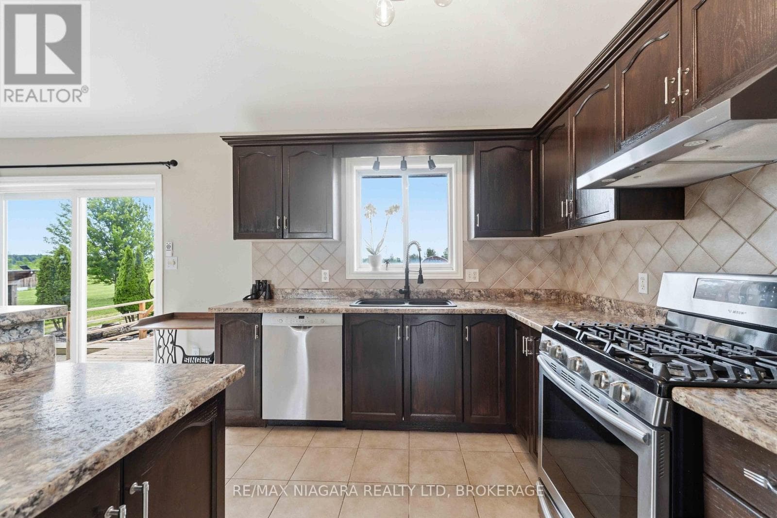 Single Family at 661 Carl Road, Thorold (Port Robinson), Ontario - Photo 5 - RE/MAX Garden City Realty