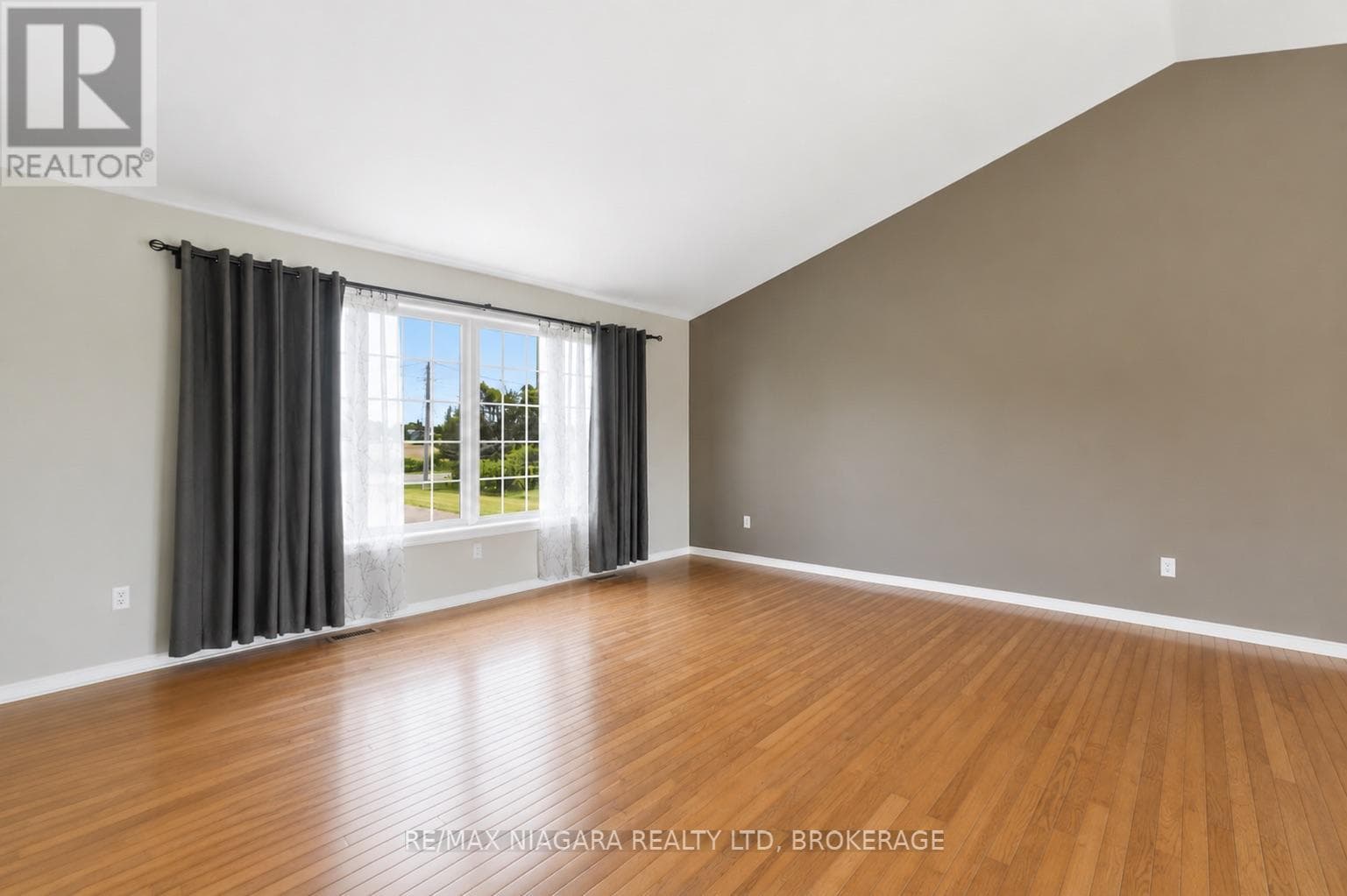 Single Family at 661 Carl Road, Thorold (Port Robinson), Ontario - Photo 9 - RE/MAX Garden City Realty