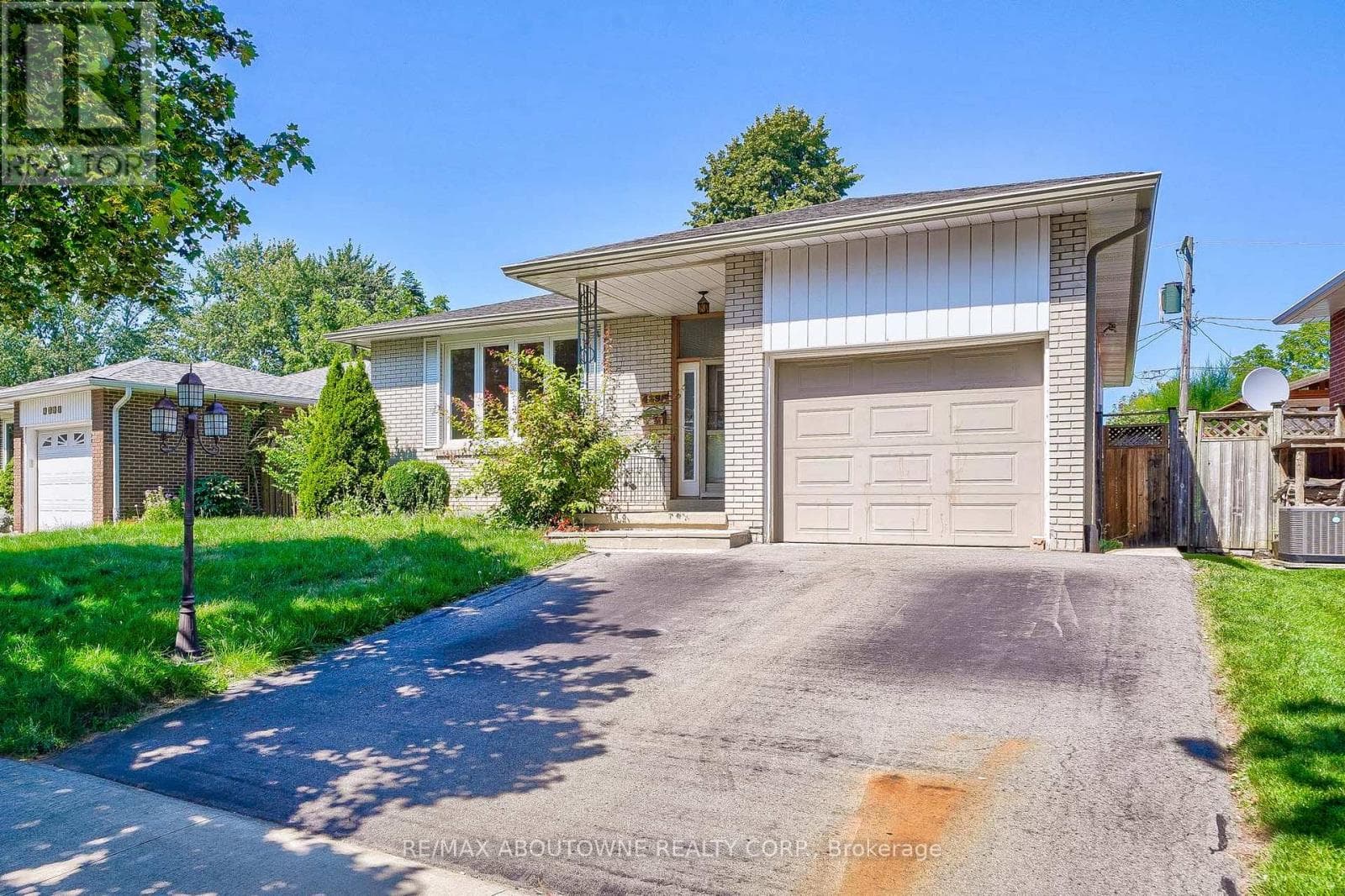 Single Family at Lower- 4395 Longmoor Drive, Burlington (Shoreacres), Ontario - Photo 2 - RE/MAX Garden City Realty