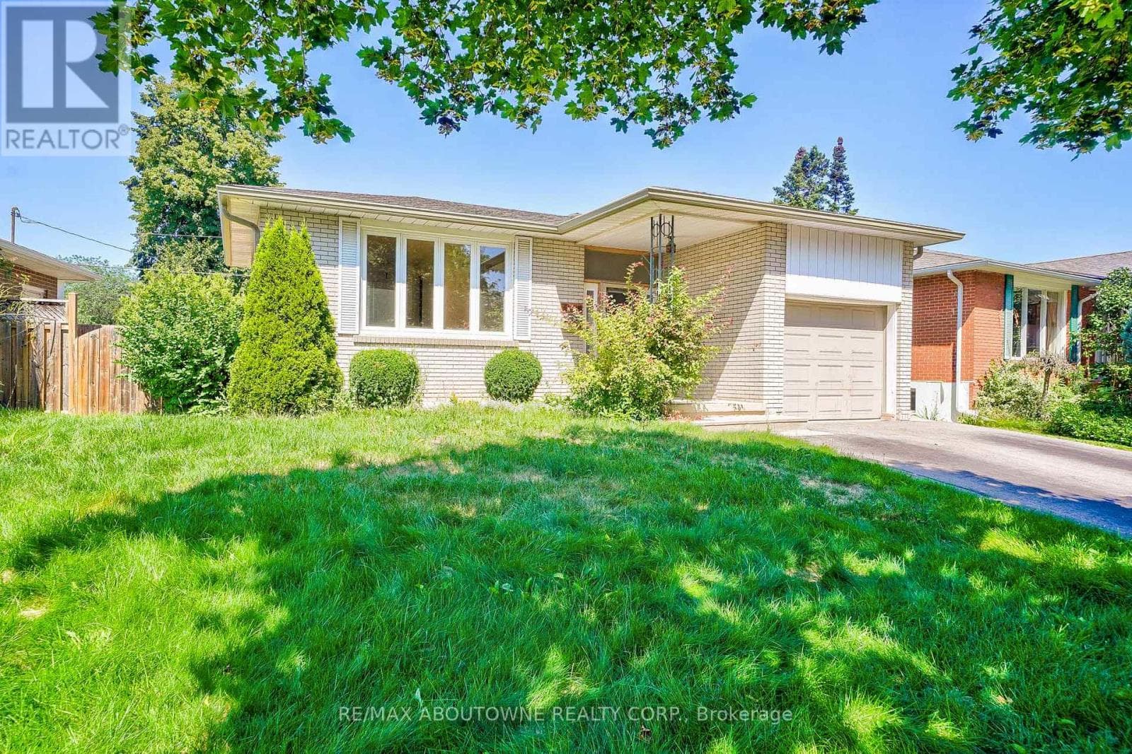 Single Family at Lower- 4395 Longmoor Drive, Burlington (Shoreacres), Ontario - Photo 3 - RE/MAX Garden City Realty