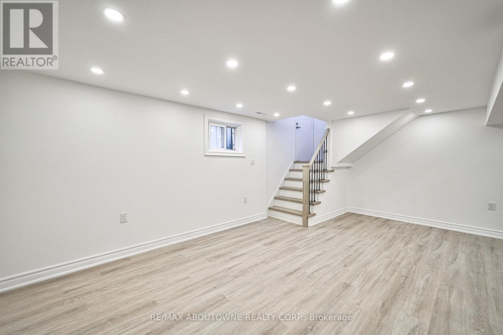 Single Family at Lower- 4395 Longmoor Drive, Burlington (Shoreacres), Ontario - Photo 5 - RE/MAX Garden City Realty