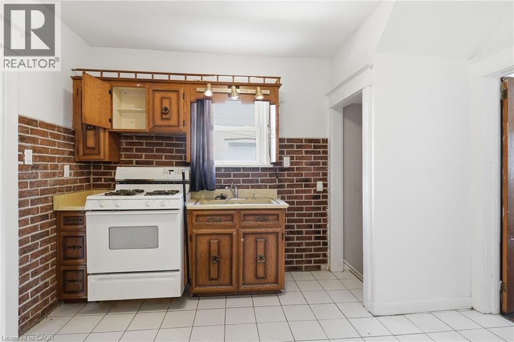Single Family at Front- 53 ALBERT Street, Welland, Ontario - Photo 10 - RE/MAX Garden City Realty