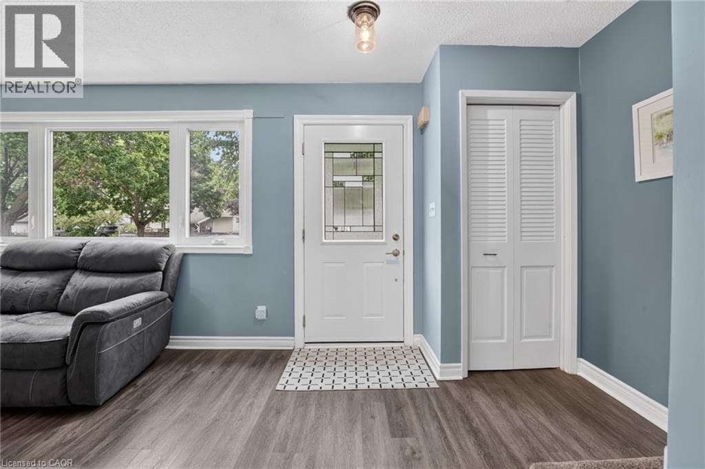 Single Family at 49 BIRCHPARK Drive, Grimsby, Ontario - Photo 3 - RE/MAX Garden City Realty
