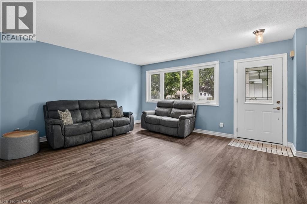 Single Family at 49 BIRCHPARK Drive, Grimsby, Ontario - Photo 8 - RE/MAX Garden City Realty