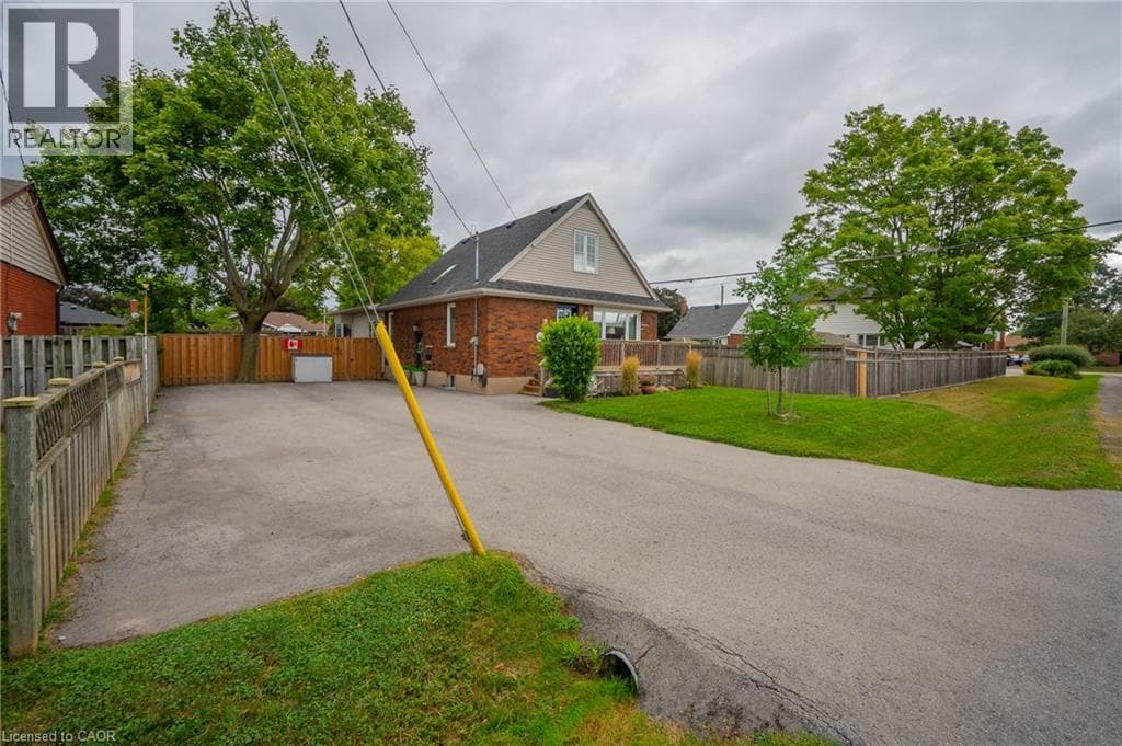 Single Family at 2 CHERRY Avenue, Grimsby, Ontario - Photo 4 - RE/MAX Garden City Realty
