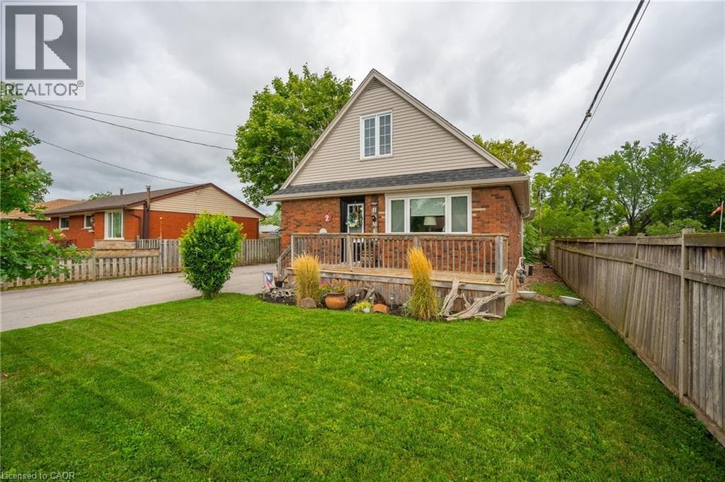 Single Family at 2 CHERRY Avenue, Grimsby, Ontario - Photo 3 - RE/MAX Garden City Realty