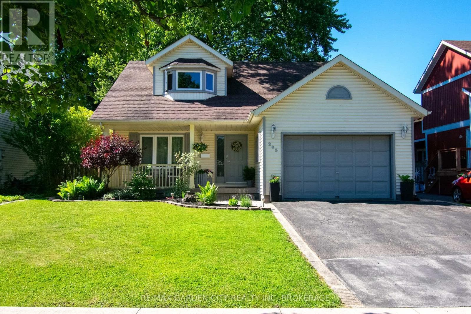 203 LEASIDE Drive