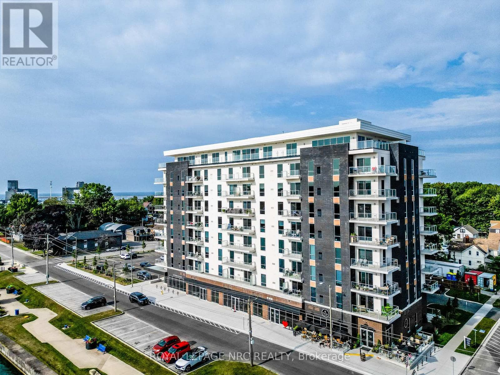 204- 118 West Street