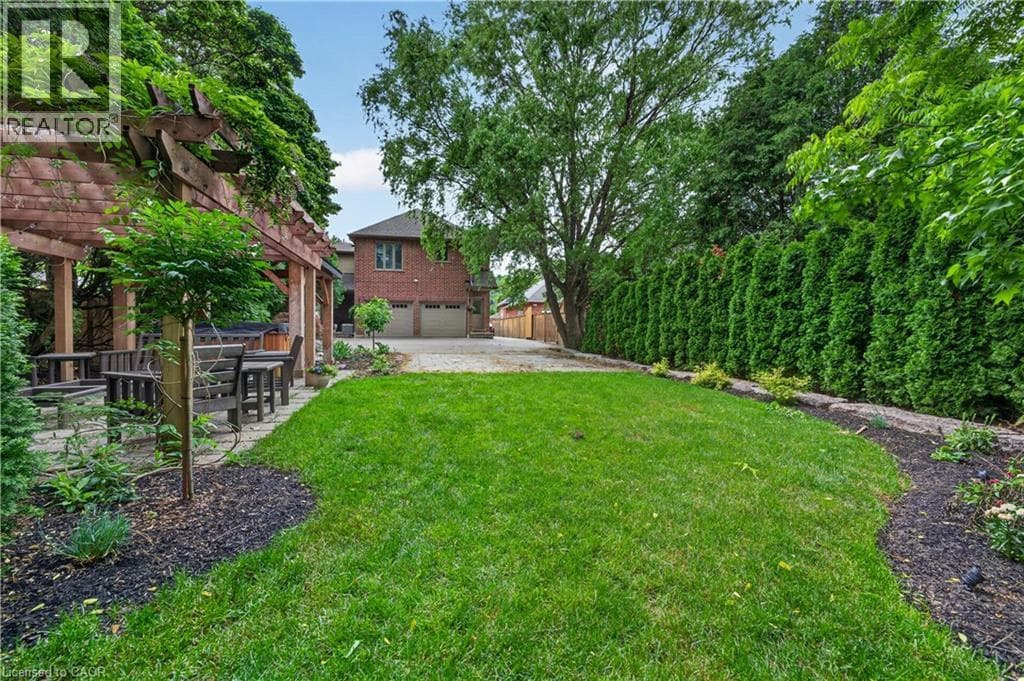 Single Family at 116 LIVINGSTON Avenue, Grimsby, Ontario - Photo 2 - RE/MAX Garden City Realty