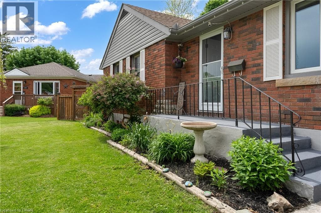 Single Family at 6396 LAURA Crescent, Niagara Falls, Ontario - Photo 2 - RE/MAX Garden City Realty