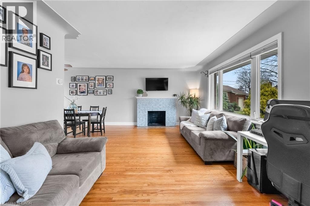 Single Family at 6396 LAURA Crescent, Niagara Falls, Ontario - Photo 5 - RE/MAX Garden City Realty
