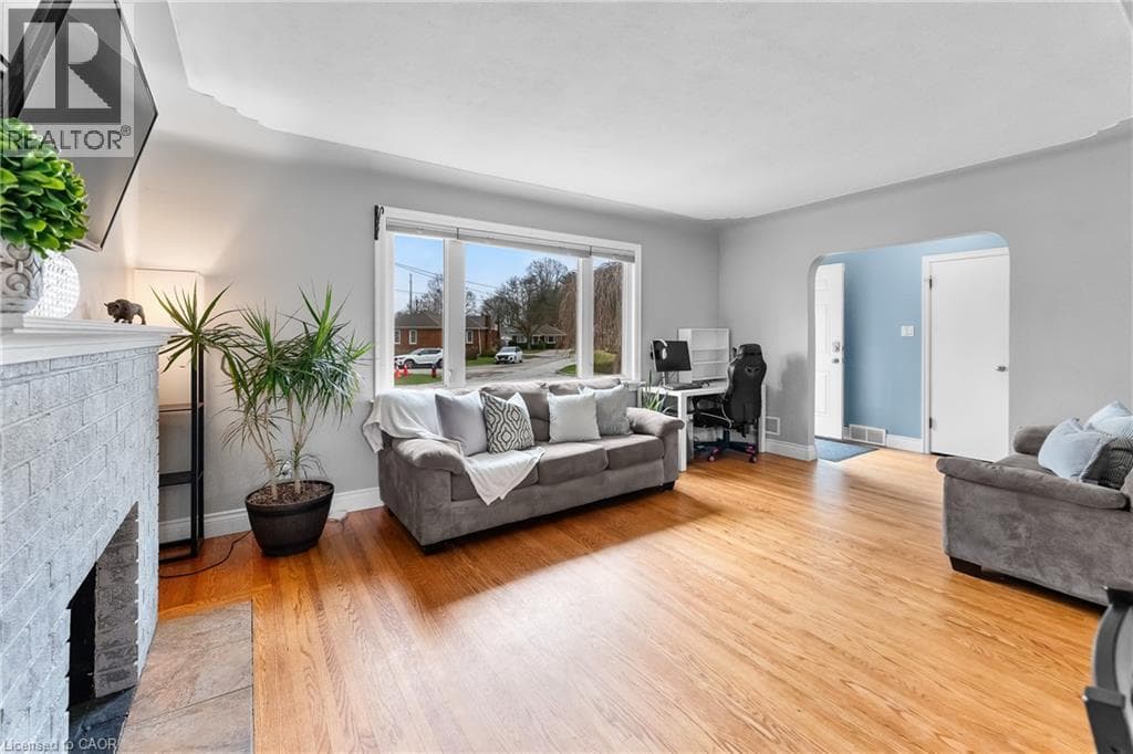 Single Family at 6396 LAURA Crescent, Niagara Falls, Ontario - Photo 7 - RE/MAX Garden City Realty