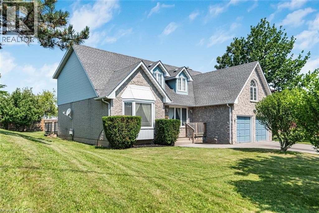 Single Family at 381 KERMAN Avenue, Grimsby, Ontario - Photo 4 - RE/MAX Garden City Realty