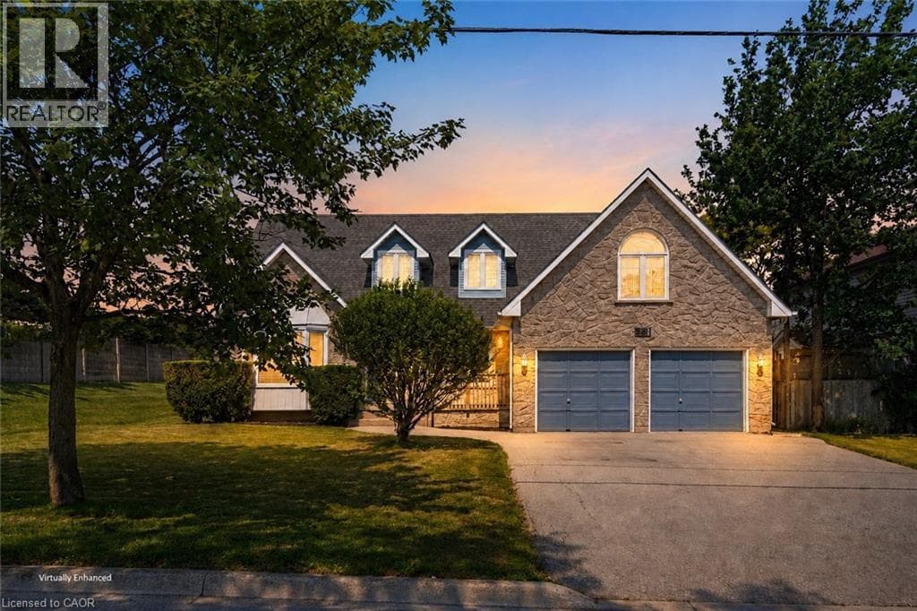 Single Family at 381 KERMAN Avenue, Grimsby, Ontario - Photo 3 - RE/MAX Garden City Realty