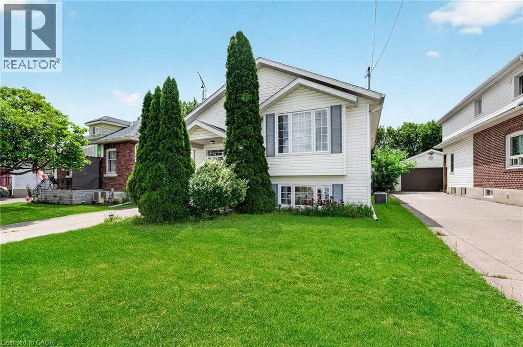 Single Family at 5524 FRASER Street, Niagara Falls, Ontario - Photo 2 - RE/MAX Garden City Realty