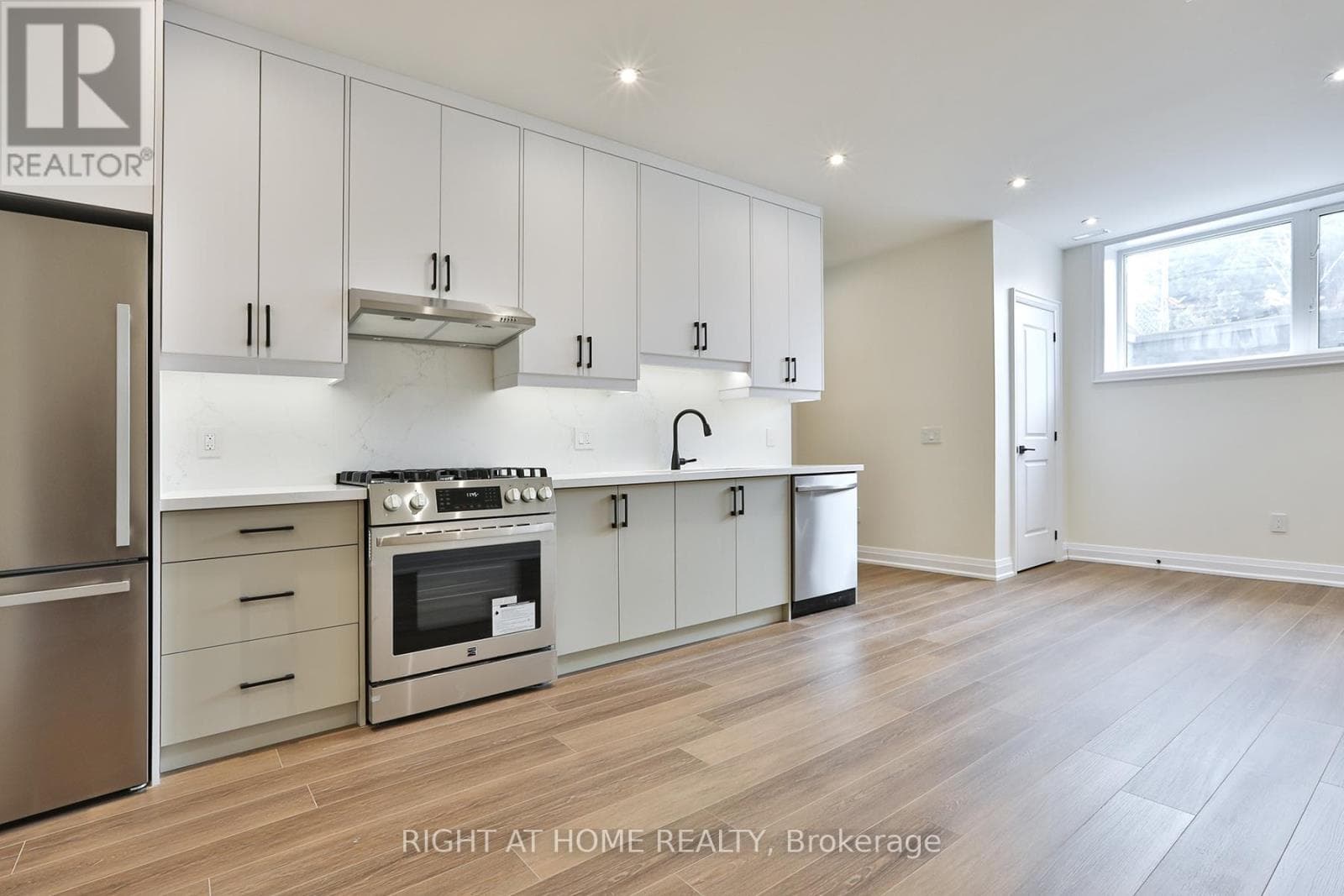 Multi-family at 2- 39 Fifteenth Street, Toronto (New Toronto), Ontario - Photo 4 - RE/MAX Garden City Realty