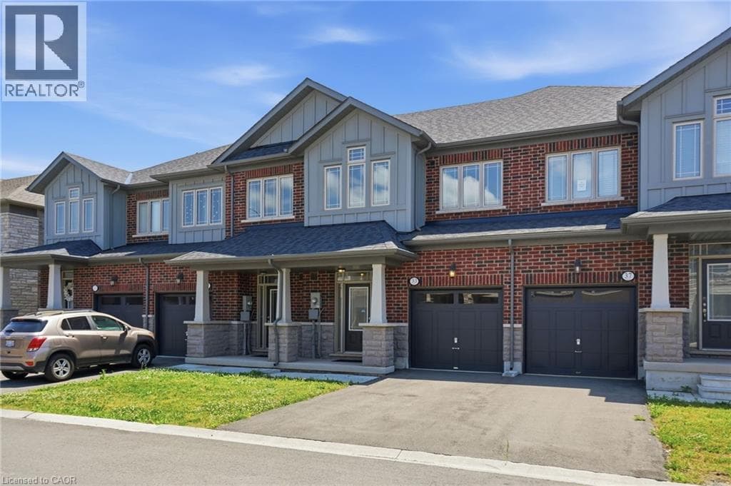 Single Family at 33 ADMIRAL Road, Welland, Ontario - Photo 3 - RE/MAX Garden City Realty