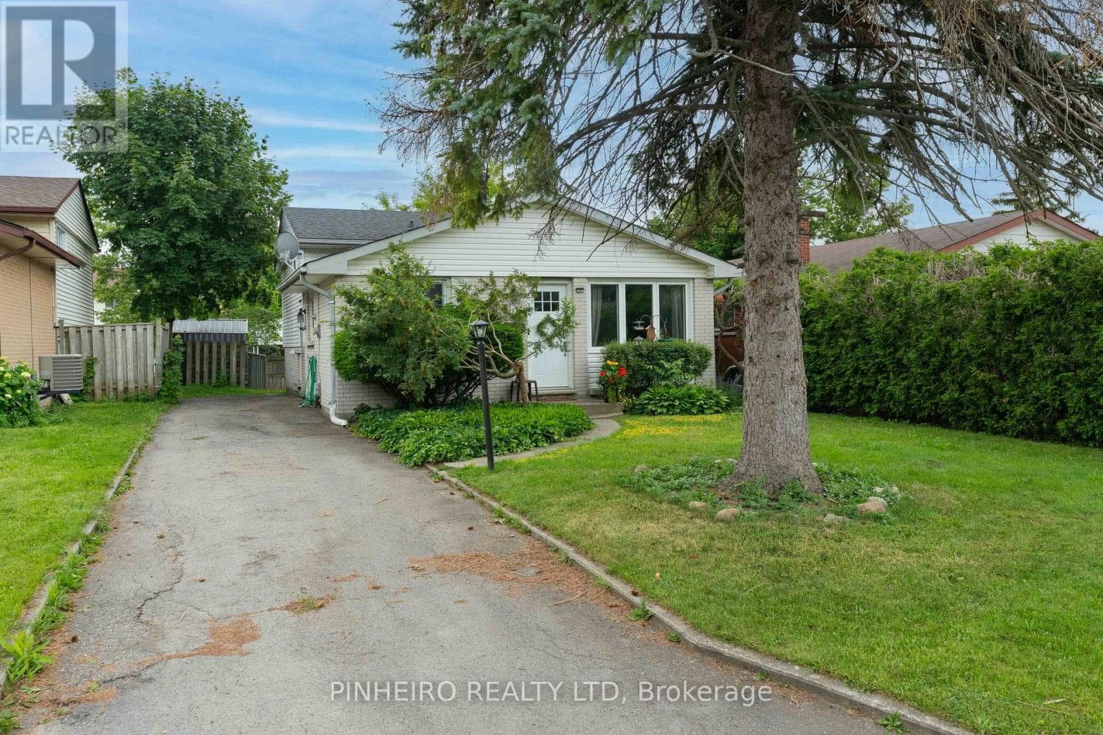 15 Villeneuve Crescent