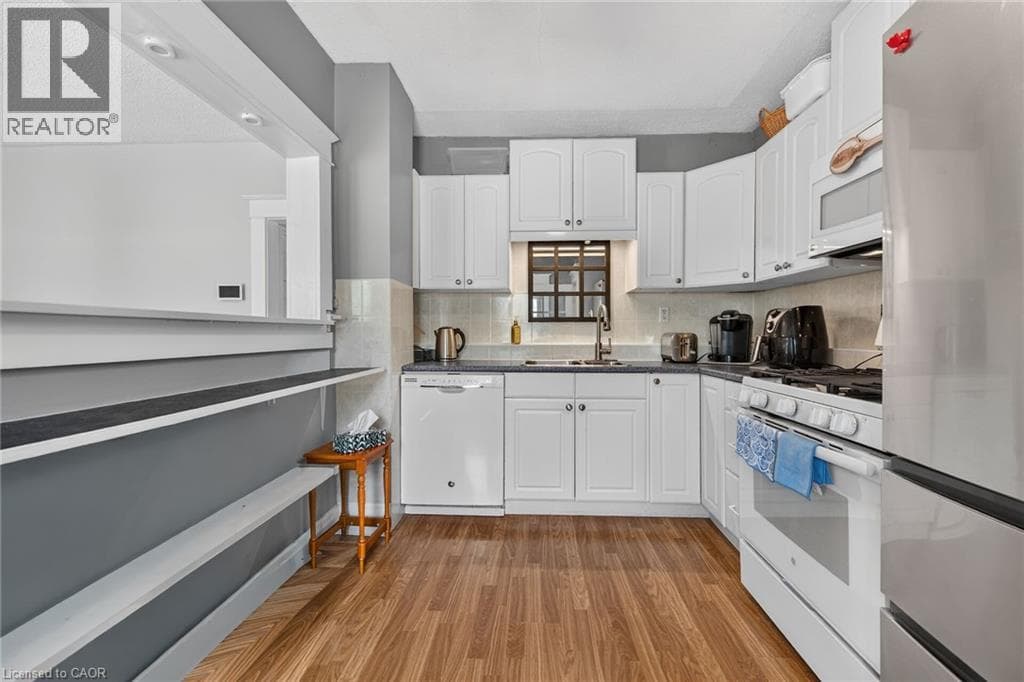 Single Family at 208 CARLTON Street, St. Catharines, Ontario - Photo 7 - RE/MAX Garden City Realty