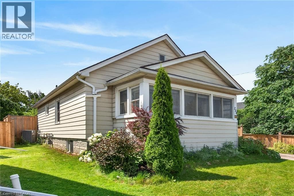 Single Family at 208 CARLTON Street, St. Catharines, Ontario - Photo 4 - RE/MAX Garden City Realty