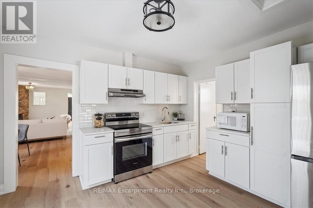 Single Family at 135 DEANE Avenue, Oakville (CO Central), Ontario - Photo 10 - RE/MAX Garden City Realty