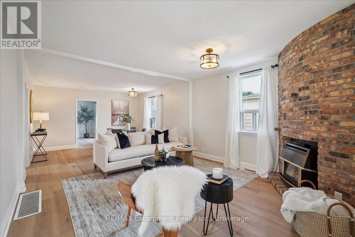 Single Family at 135 DEANE Avenue, Oakville (CO Central), Ontario - Photo 6 - RE/MAX Garden City Realty